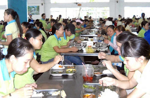 Mở đợt cao điểm kiểm tra bếp ăn tập thể 