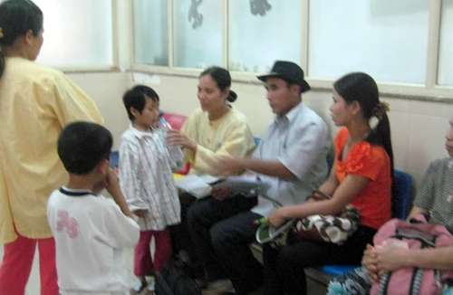 Lạm dụng kháng sinh cho trẻ dễ gây viêm khớp dạng thấp 