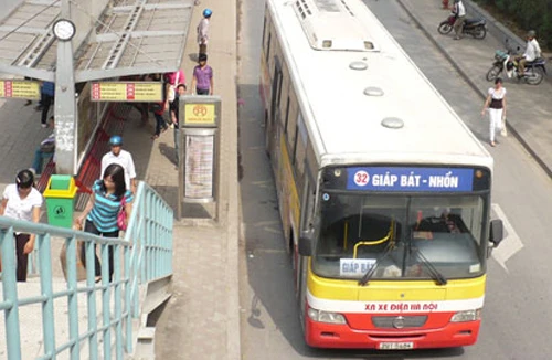 Vận hành 52 xe buýt mới trên 2 tuyến 