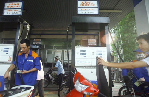 Giá xăng, giá gas “dắt tay nhau” cùng tăng