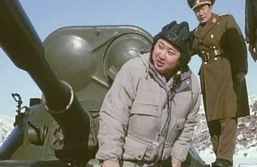 Triều Tiên phát ảnh ông Kim Jong-un lái xe tăng
