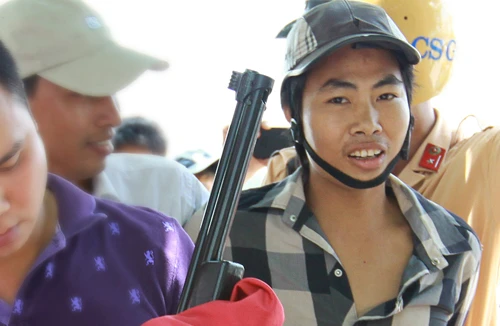 Vác súng đi bán giữa Thủ đô 