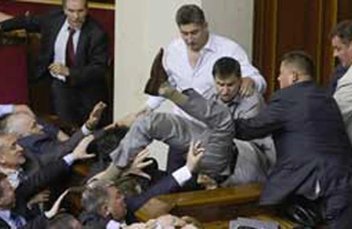 Ẩu đả trong cuộc họp Quốc hội Ukraine
