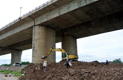 Đổ đất, phế thải trái phép ở gầm cầu Thanh Trì: Thành phố vào cuộc