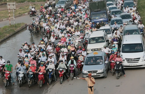 Phí trên đầu phương tiện: Khó có thể “cõng” hết 
