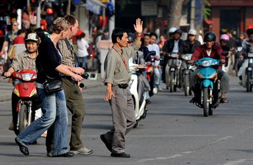 Sang đường ở Hà Nội: Chiến thắng nỗi sợ hãi