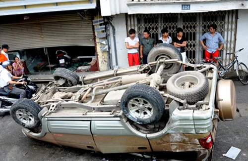 Ô tô nổ lốp “bay” vào nhà dân 