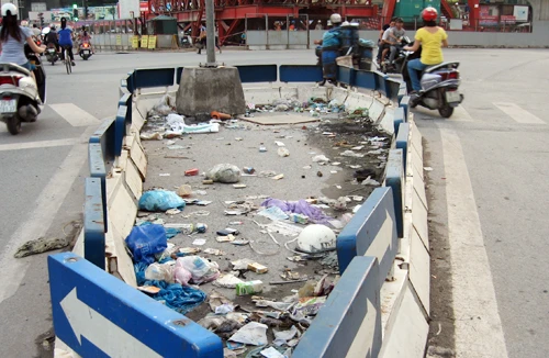 Đã xử lý “Bãi rác lộ thiên giữa ngã tư”