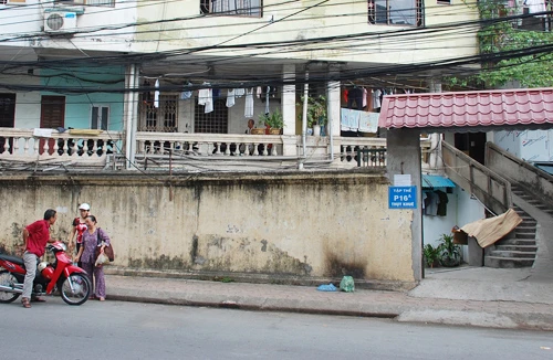 Hàng chục hộ dân nơm nớp lo nhà sập 