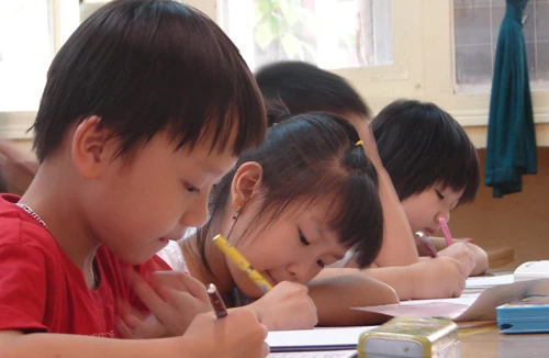 Gắng gượng “cõng” các khoản thu