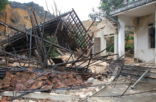 Hãi hùng cảnh núi đất thải vùi lấp xóm làng trong chớp mắt