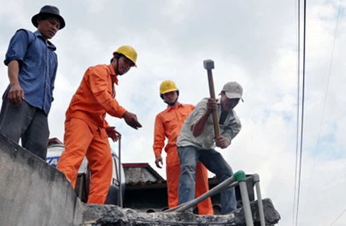 Tự giác phối hợp tháo dỡ phần vi phạm lưới điện cao áp 