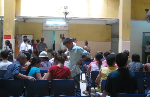 Khoảng cách mênh mông giữa bệnh viện tư và bệnh viện công