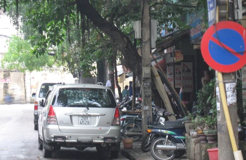 Biển cấm để... làm cảnh? 