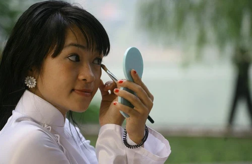 Trang điểm đậm có thể gây trúng nắng 