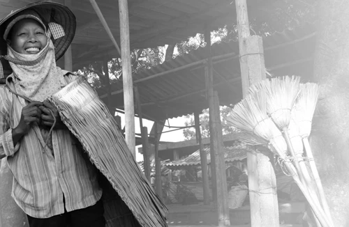 Phóng sự ảnh: Áo tơi chợ Nủa