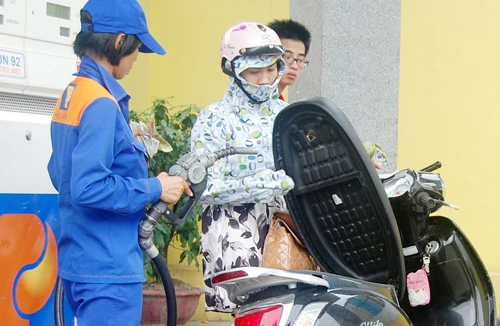 Giá xăng dầu bất ngờ tăng dịp cuối tuần 