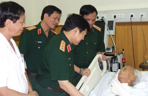 Thăm hỏi, chúc sức khỏe Đại tướng Võ Nguyên Giáp 