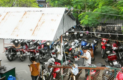 Bất bình chuyện bị tráo phụ tùng ở bãi trông giữ xe ở bệnh viện Nhi đồng 1