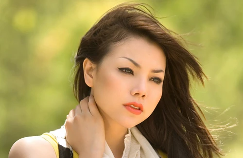 Á hậu Trà Ngọc Hằng: Scandal là con dao 2 lưỡi 