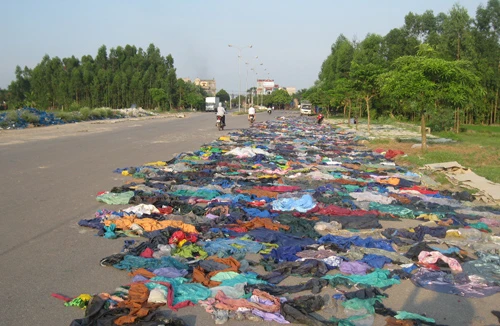 Mất đường vì phơi phế liệu 