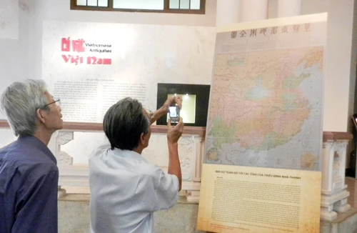  “Hoàng Triều trực tỉnh địa dư toàn đồ” thu hút khách tham quan 