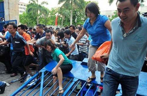 Xô đổ cổng trường xin học 