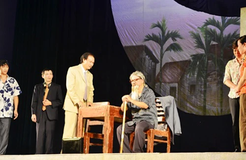 Tình người và sự hy sinh thầm lặng