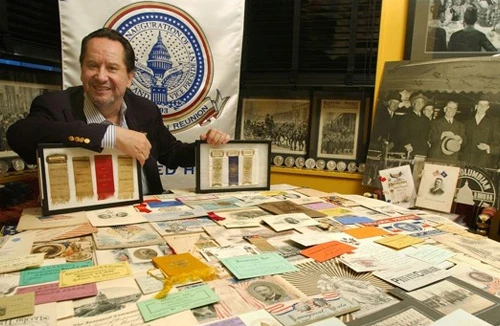 Nhà sử học Mỹ nhúng chàm