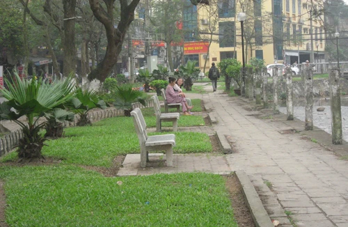 Làm “sạch” vỉa hè ven hồ Trúc Bạch 