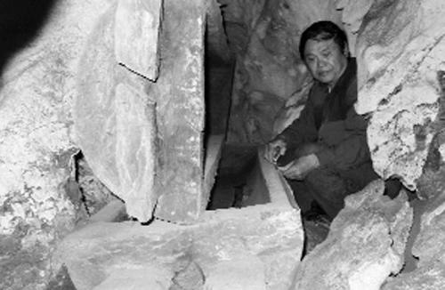 Giải mã động hang ma 