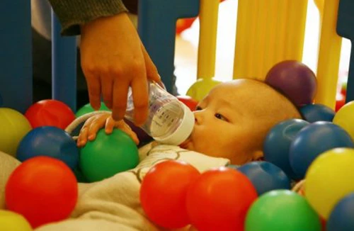 Trung Quốc: Sữa nhiễm thủy ngân, xúc xích có giòi