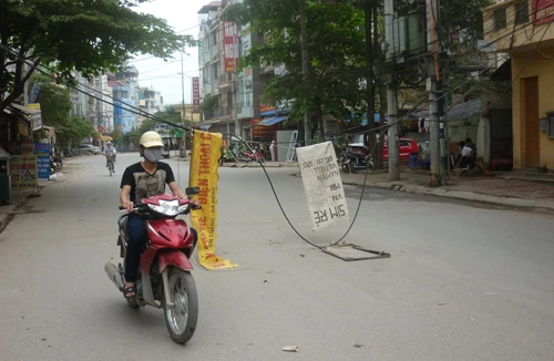 Dây cáp vắt ngang đường Chiến Thắng 