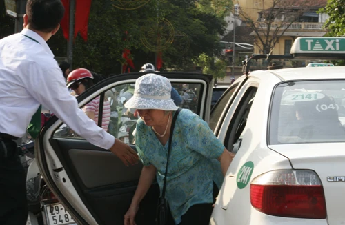 Hạn chế phương tiện cá nhân: Taxi lo bị bỏ quên