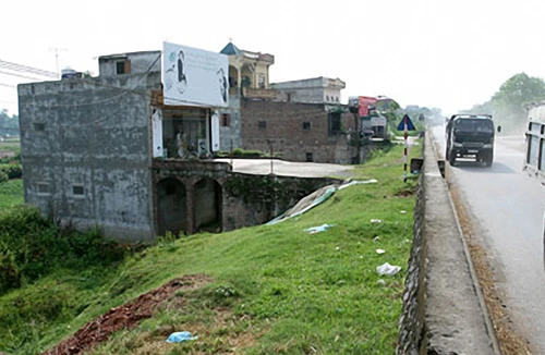 Đê điều đang bị “xẻ thịt” 