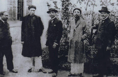 Người nối nhịp cầu Đông - Tây 