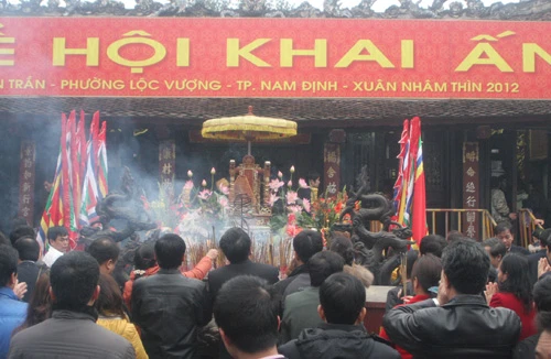 Lễ khai ấn đền Trần 2012: Mới chỉ thành công một nửa