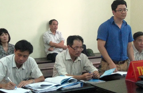 Lãnh đạo “tố” nhau, công nhân khốn đốn 