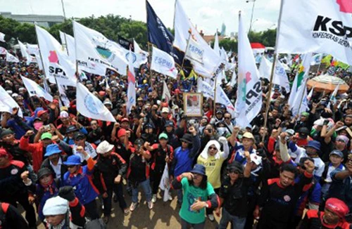 Biểu tình phản đối tăng giá xăng 