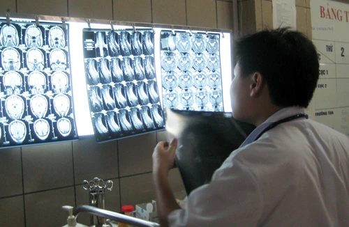 Khi bác sĩ đem án tử thần ra phán xét: Thiếu tế nhị hay vì lợi nhuận? 