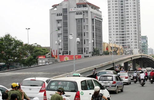 Thông xe 2 cầu vượt lắp ghép vào ngày 26-4 