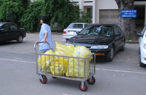 Trôi nổi “rác bệnh viện” 