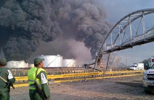 Venezuela: Quốc tang tưởng niệm nạn nhân vụ nổ nhà máy lọc dầu