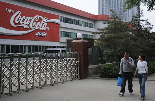 Trung Quốc tạm đóng cửa một nhà máy Coca Cola 