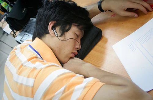 Nguy hại khi đeo tai nghe lúc ngủ