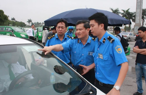 Hàng loạt taxi vi phạm 