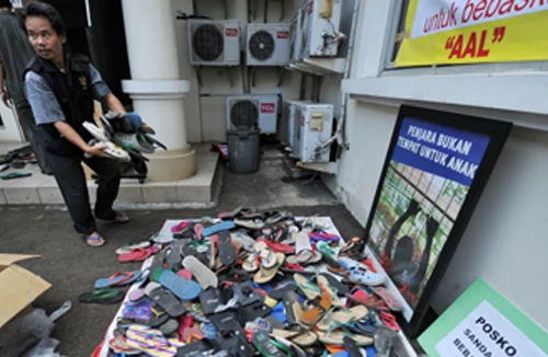 Những đôi dép “biết nói” 