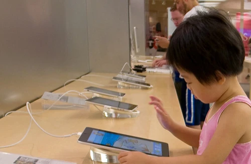 Khi trẻ con “mê” công nghệ