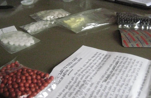 Phòng khám “chui” giữa phố 