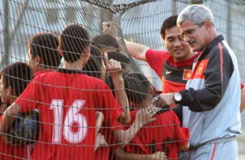 Các CLB phải có “sân sau”